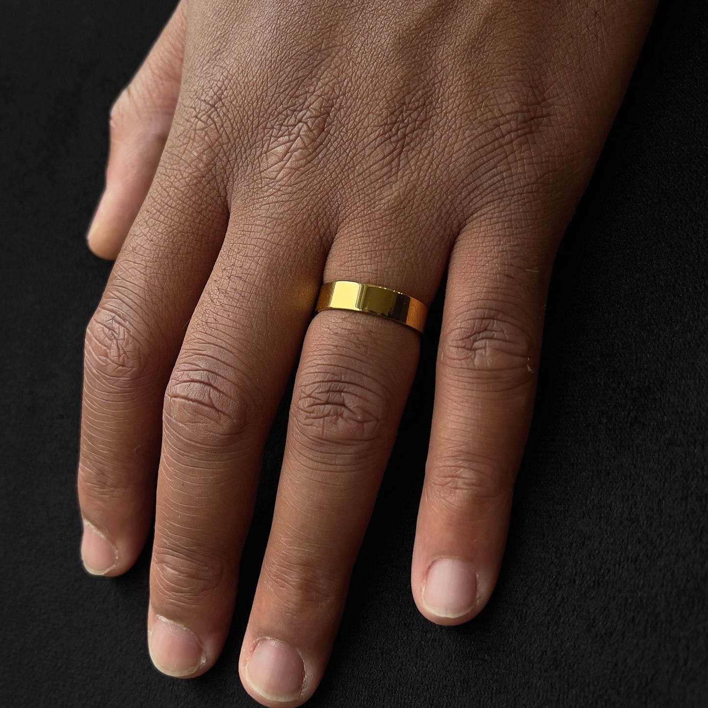 Detalhe do anel dourado ajustável com abertura discreta, acabamento polido e design minimalista da The Iron Essence