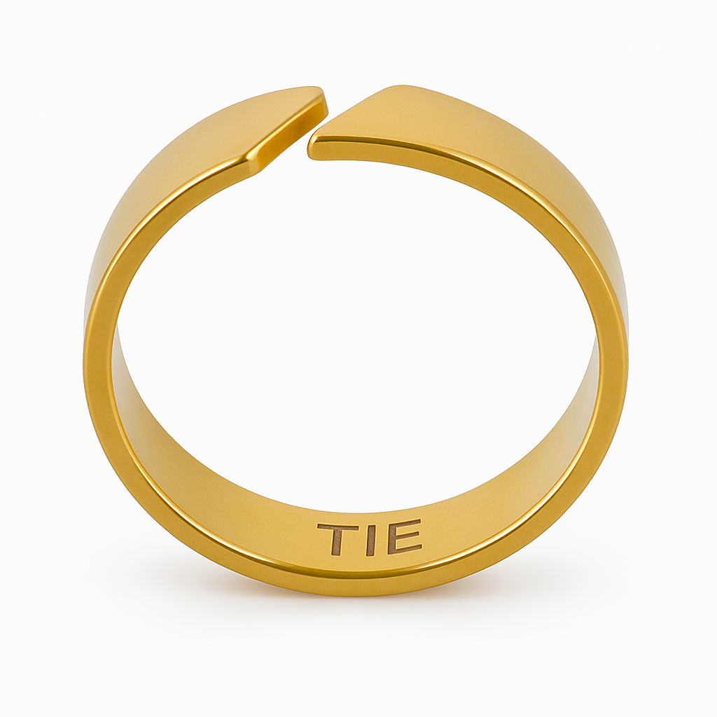 Anel dourado minimalista ajustável em aço inoxidável 316L, visto de cima, com design aberto e elegante da The Iron Essence