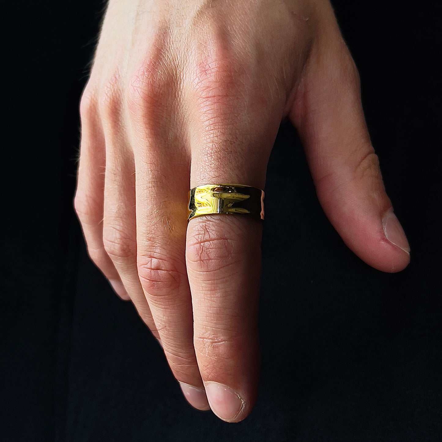 Detalhe da textura no anel dourado minimalista ajustável, com acabamento fino em aço inoxidável 316L da The Iron Essence