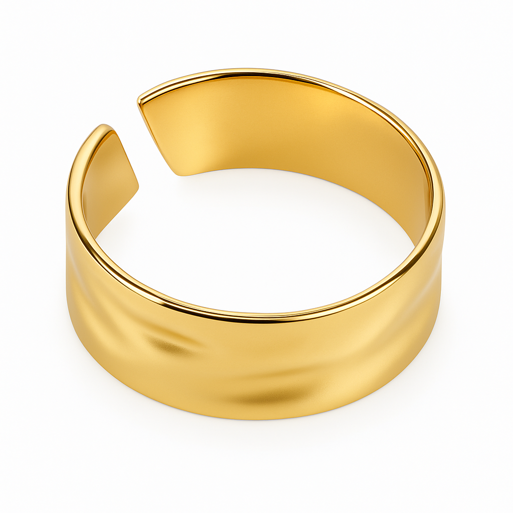 Anel ajustável dourado com textura suave usado no dedo, com estilo contemporâneo e elegante da The Iron Essence