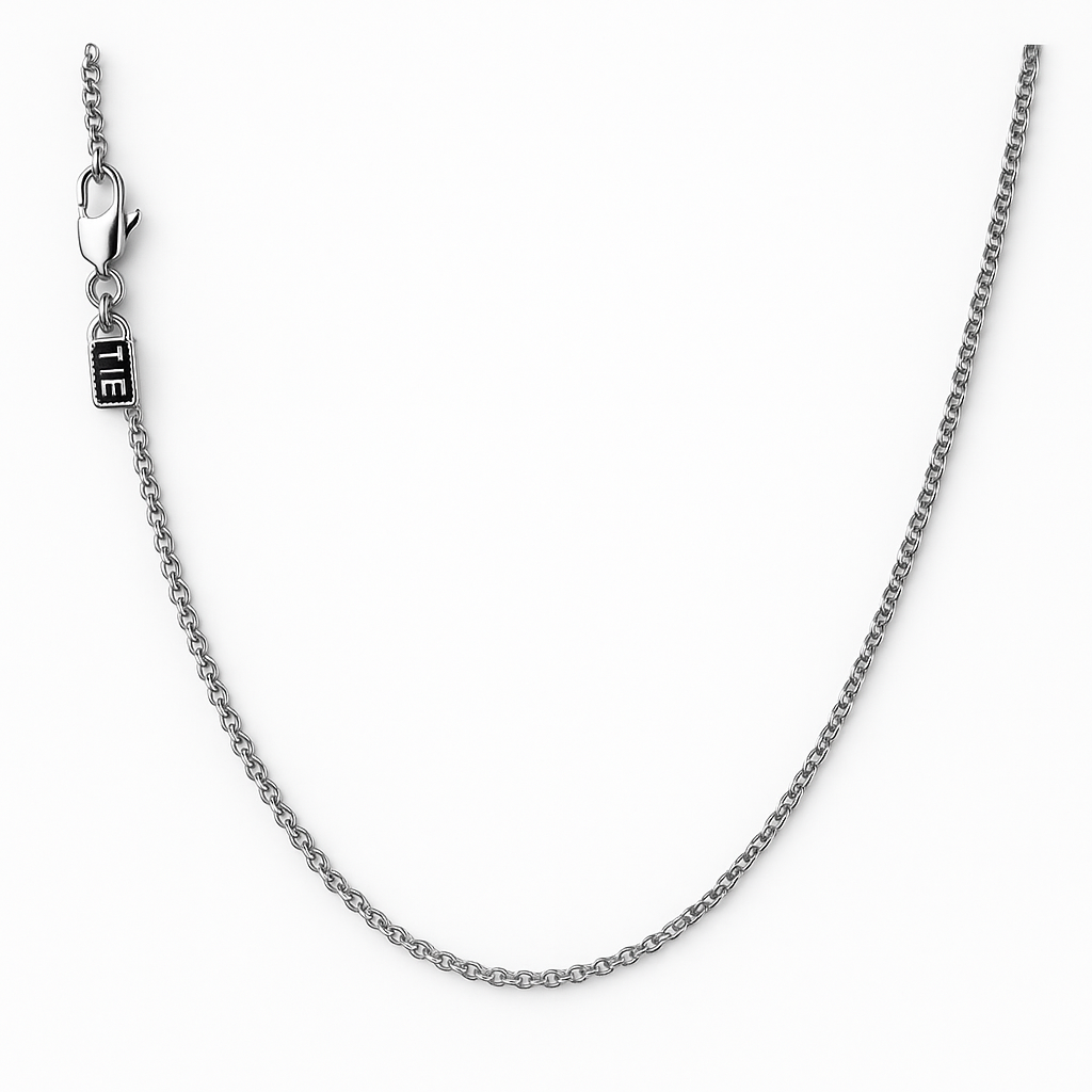 Colar minimalista prateado em aço inoxidável 316L visto de frente, ideal para looks clássicos da The Iron Essence