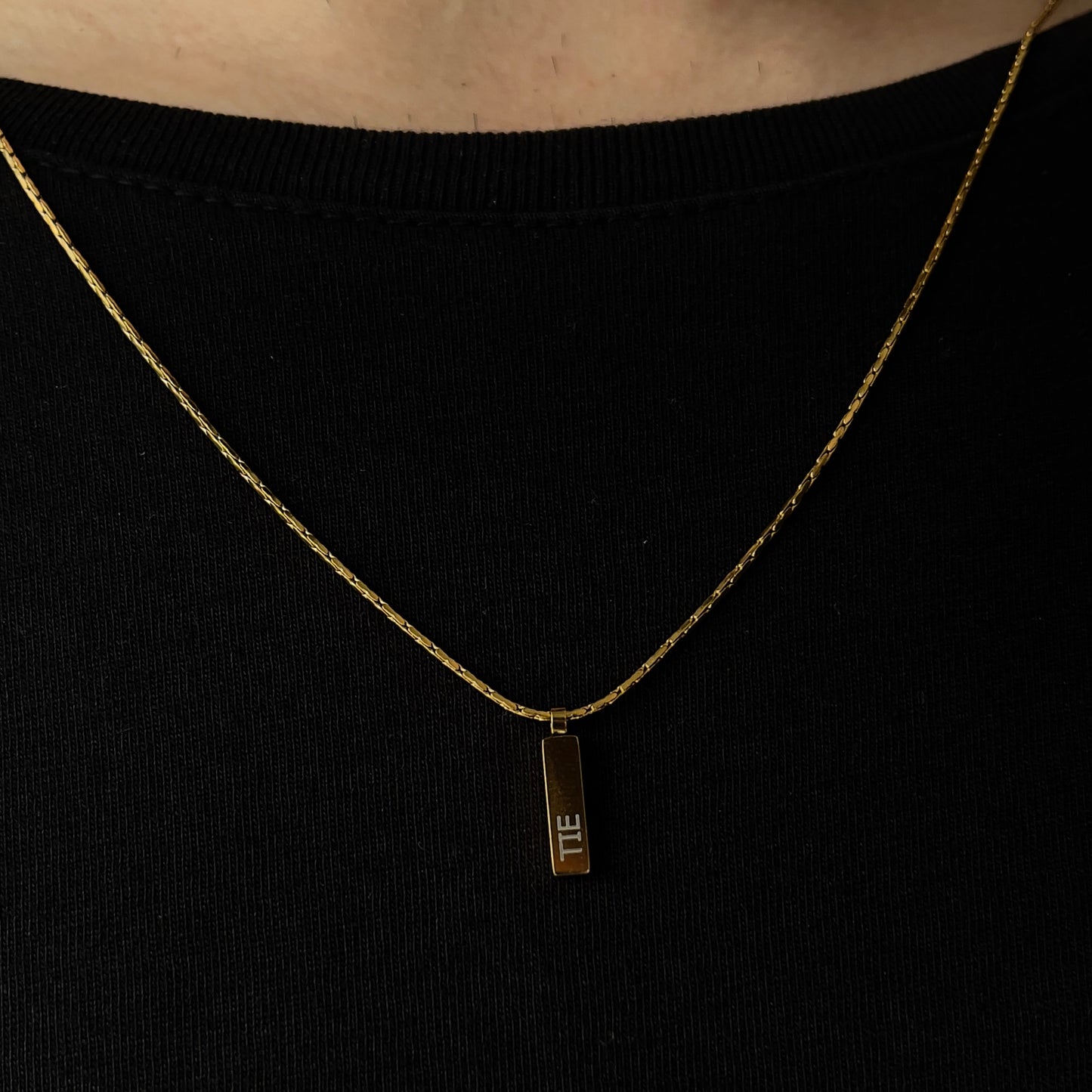 Detalhe do pendente dourado em aço inoxidável 316L de colar elegante da The Iron Essence.