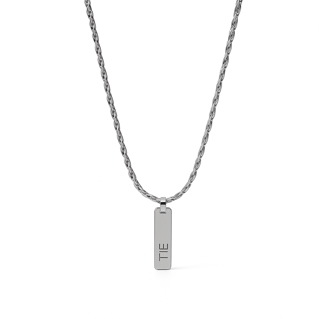 Detalhe do pendente prateado em aço inoxidável 316L de colar elegante da The Iron Essence