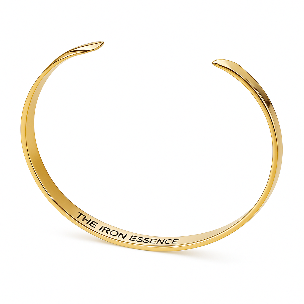 Pulseira ajustável dourada em forma de C, em aço inoxidável 316L, vista de frente, com design aberto e minimalista da The Iron Essence