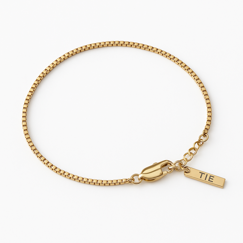 Pulseira box chain dourada em aço inoxidável 316L vista de frente, com elos geométricos e design elegante da marca The Iron Essence