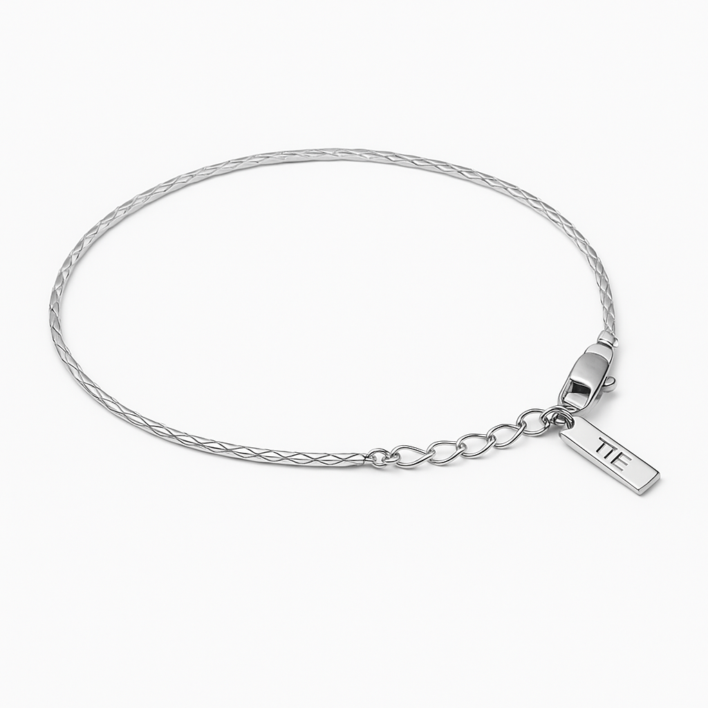 Pulseira prateada de corrente fina em aço inoxidável 316L vista de frente, com visual moderno e elegante da The Iron Essence.
