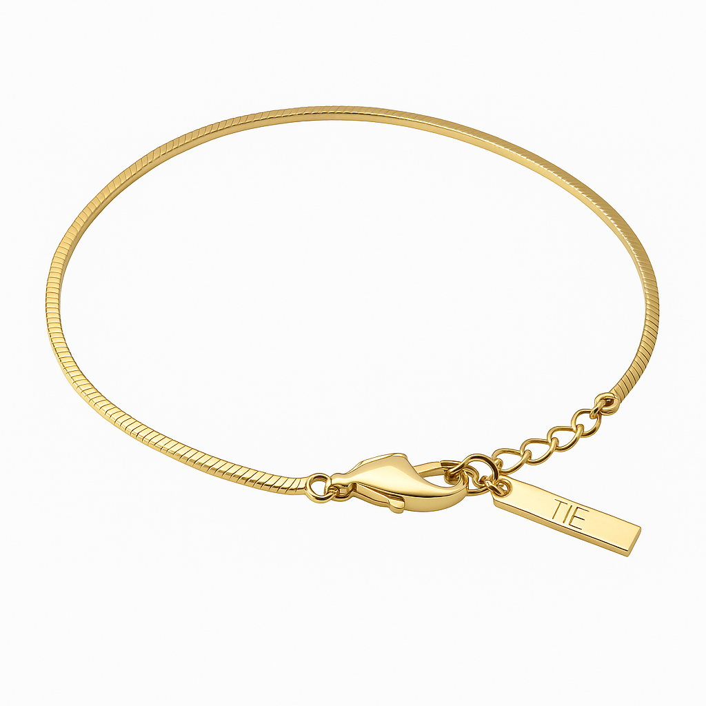 Pulseira com elos quadrados dourada em aço inoxidável 316L, vista de frente, com design forte e elegante da marca The Iron Essence