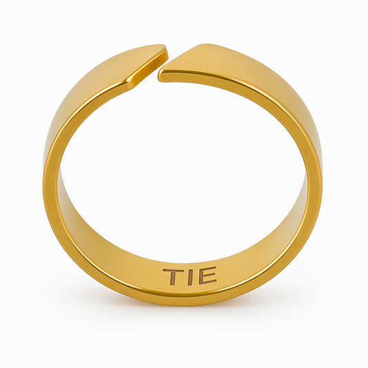 Anel dourado minimalista ajustável em aço inoxidável 316L, visto de cima, com design aberto e elegante da The Iron Essence