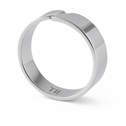 Anel prateado ajustável em aço inoxidável 316L com design minimalista e acabamento brilhante da The Iron Essence