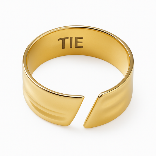 Anel dourado ajustável com textura discreta e design minimalista, em aço inoxidável 316L, visto de cima, da The Iron Essence