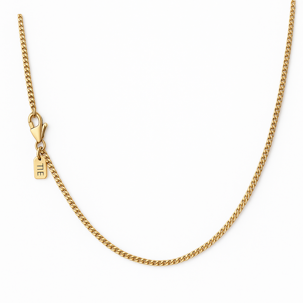 Colar minimalista dourado em aço inoxidável 316L visto de frente, com design fino e elegante da marca The Iron Essence