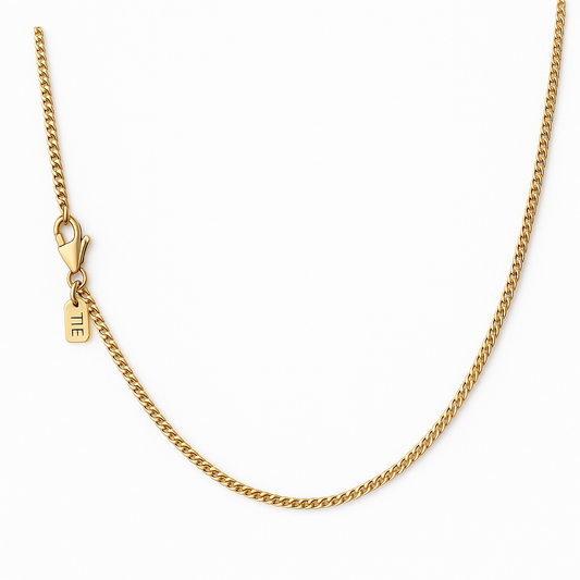 Colar minimalista dourado em aço inoxidável 316L visto de frente, com design fino e elegante da marca The Iron Essence