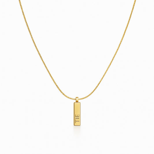 "Colar com pendente dourado em aço inoxidável 316L visto de frente, da marca The Iron Essence."