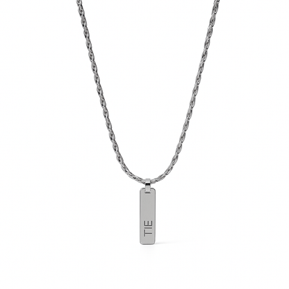 Detalhe do pendente prateado em aço inoxidável 316L de colar elegante da The Iron Essence