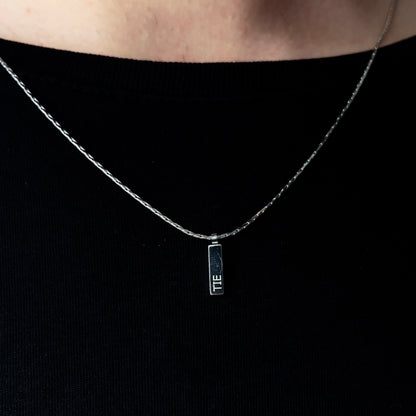 Colar com pendente prateado em aço inoxidável 316L visto de frente, da marca The Iron Essence