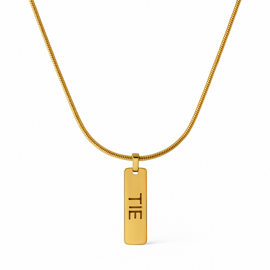 Colar com pendente quadrado dourado em aço inoxidável 316L visto de frente, da marca The Iron Essence