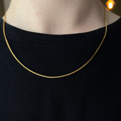 Detalhe da malha Snake Bone dourada em aço inoxidável 316L do colar masculino da marca The Iron Essence.