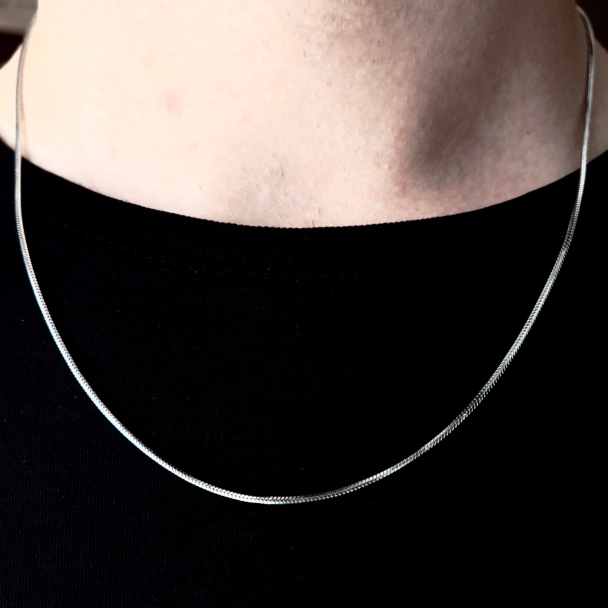 Detalhe da malha Snake Bone prateada em aço inoxidável 316L de colar masculino da marca The Iron Essence