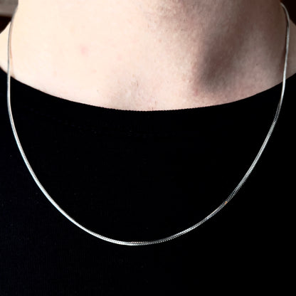 Detalhe da malha Snake Bone prateada em aço inoxidável 316L de colar masculino da marca The Iron Essence