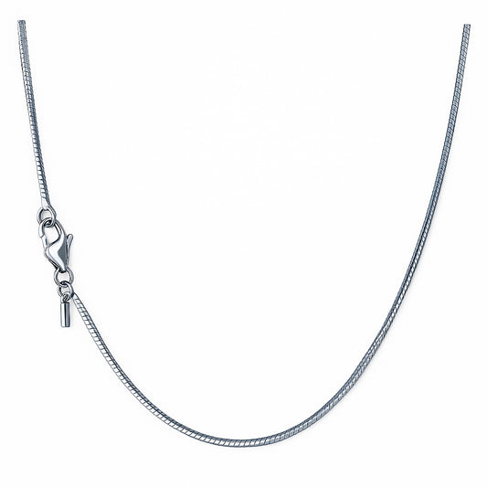 Colar masculino tipo Snake Bone prateado em aço inoxidável 316L visto de frente, da marca The Iron Essence.