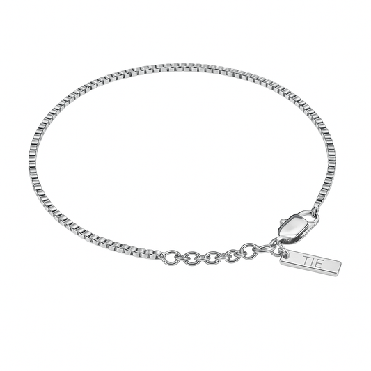 Pulseira box chain prateada em aço inoxidável 316L vista de frente, com estrutura sólida e estética refinada da The Iron Essence
