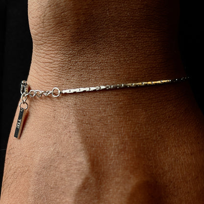 Detalhe da malha prateada da pulseira em aço inoxidável 316L com acabamento premium da marca The Iron Essence