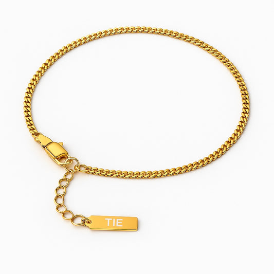 Pulseira cuban chain dourada minimalista em aço inoxidável 316L vista de frente, com design robusto e elegante da The Iron Essence