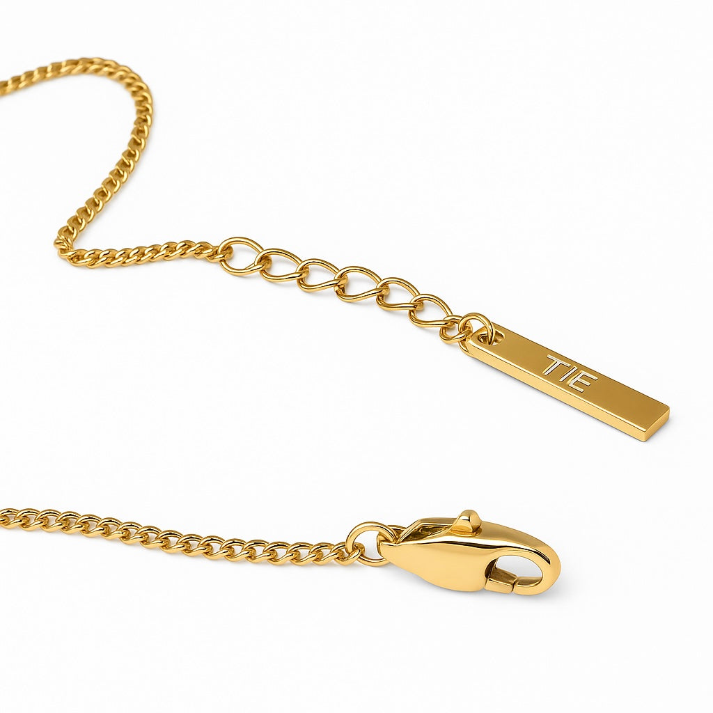 Pulseira cuban chain dourada minimalista em aço inoxidável 316L usada no pulso, com estilo moderno e sofisticado da marca The Iron Essence