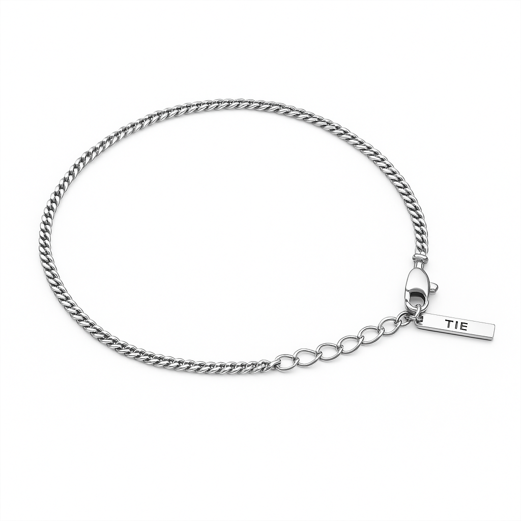 Detalhe da corrente cuban chain prateada minimalista em aço inoxidável 316L com acabamento premium da marca The Iron Essence