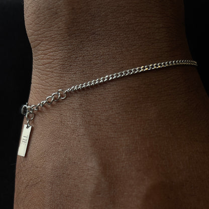 Pulseira cuban chain prateada minimalista em aço inoxidável 316L vista de frente, com design elegante da The Iron Essence