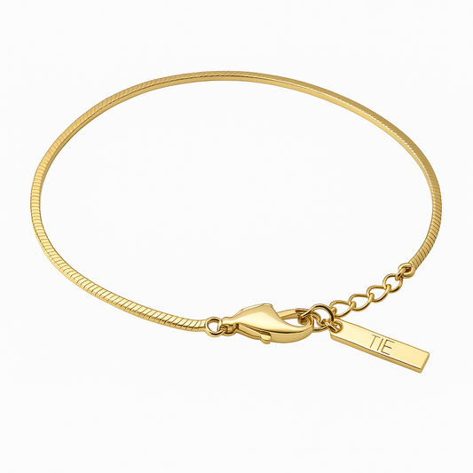 Pulseira com elos quadrados dourada em aço inoxidável 316L, vista de frente, com design forte e elegante da marca The Iron Essence