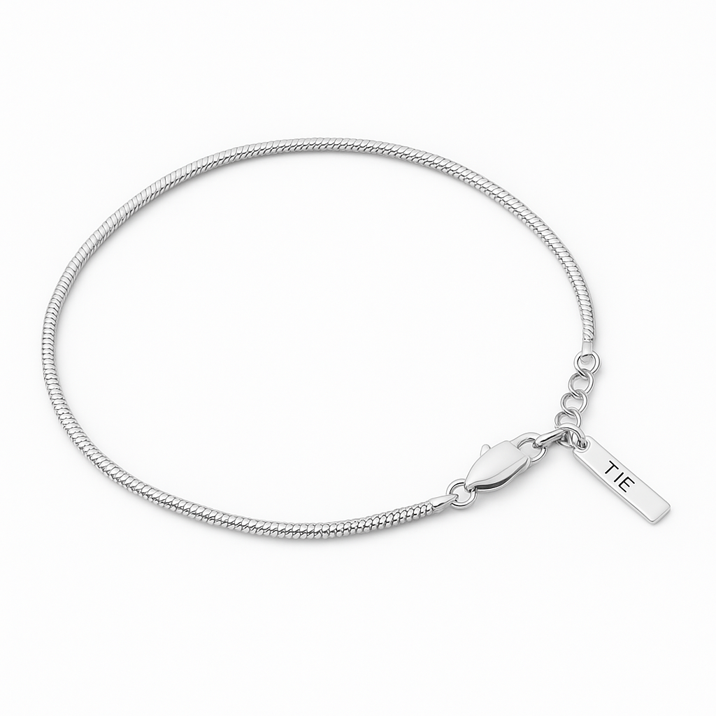 Pulseira com elos quadrados prateada em aço inoxidável 316L vista de frente, com visual marcante e versátil da The Iron Essence