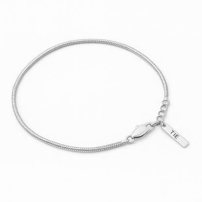 Pulseira com elos quadrados prateada em aço inoxidável 316L vista de frente, com visual marcante e versátil da The Iron Essence