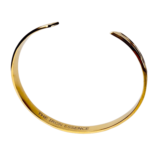 Pulseira dourada com textura, em forma de C, aberta e em aço inoxidável 316L, vista de frente, com estilo moderno da The Iron Essence